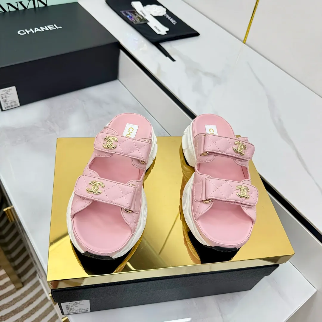 👟👟Ex-factory price 660👟👟 Top version... Chanel｜Chanel Xiaoxiang Velcro Beach Slippers Slippers Casual Beach Shoes 25ss Spring and Summer New Style! Beach shoes are a hit all over the internet! The latest model from the counter, I am still willing to buy it on my feet. It must be ranked among the most popular models. It is invincible in all seasons. Various bloggers and Internet celebrities can see the matching styles. Highly recommended. Pearlescent sheepskin upper, sheepskin lining, suede for the feet. Original open-molded TPU outsole size: 35-40 (customized for 40 and 41). Full set of original packaging 👉 👉